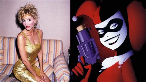 Természetesen Harley Quinnről van szó, akinek a megszületéséhez Sorkin játéka (a korábban említett szappanopera egyik álomjelenetében udvari bolondként tűnt fel) szolgáltatta az ihletet. Dini rögvest kapcsolatba is lépett a színésznővel, hogy egy epizód erejéig szinkronizálja a karaktert. Csakhogy a 22. epizódban ...